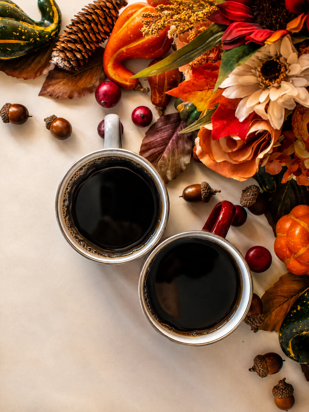 Two coffees with autumn decorations